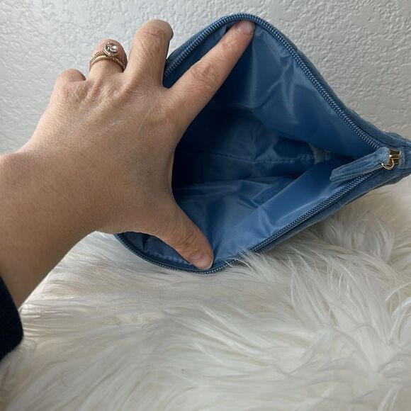 $5 🌙 Ulta‎ Beauty Blue Velvet Plush Pillow Bag NEW - Picture 3 of 4
